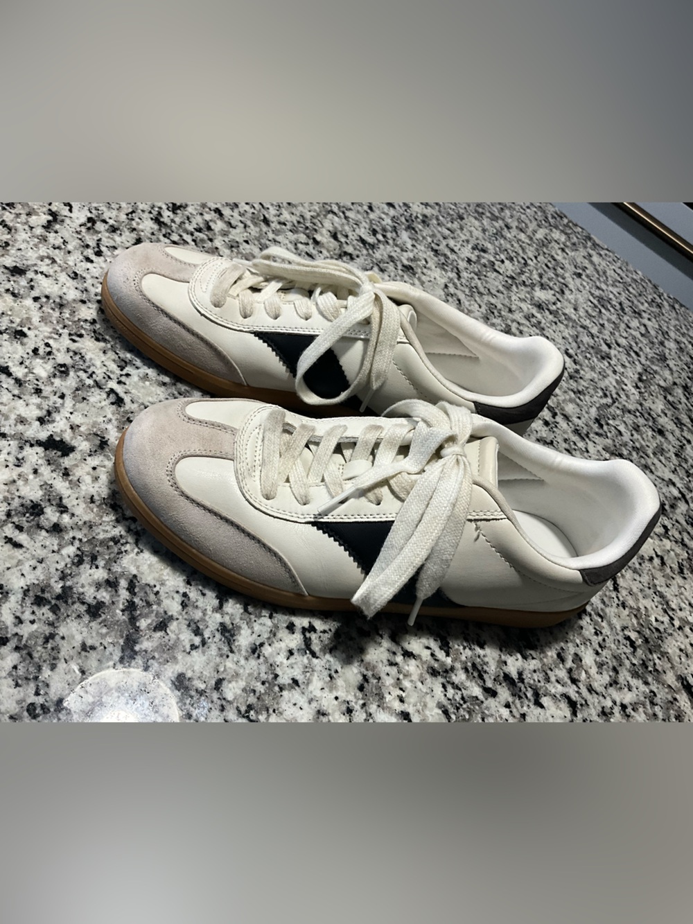 Universal Thread Cream and Black Classic Low-Top Sneakers